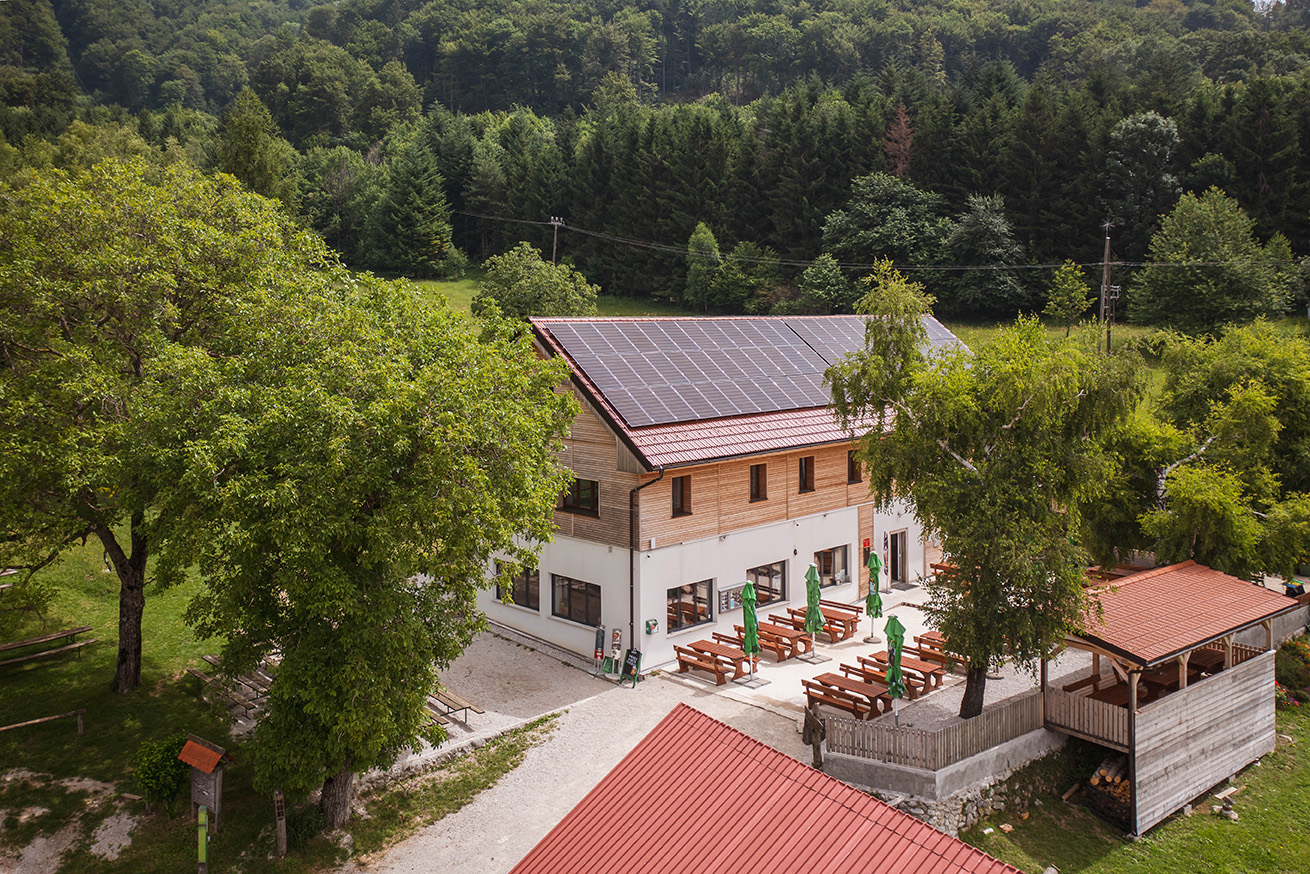 Pogled na Planinski dom na Boču