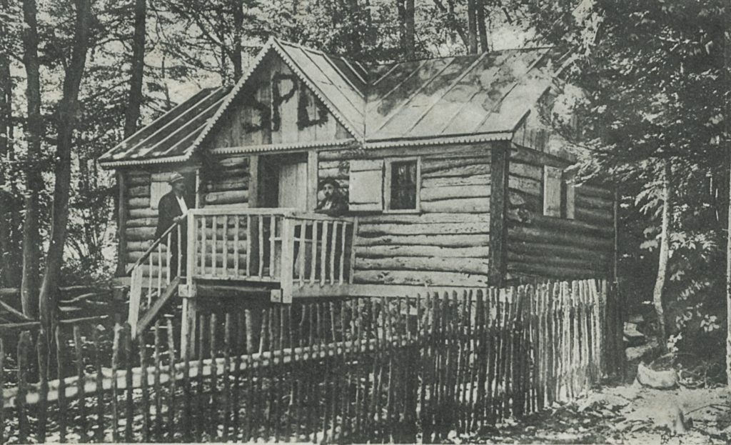 6. Prva koča in razglednik na vrhu Boča